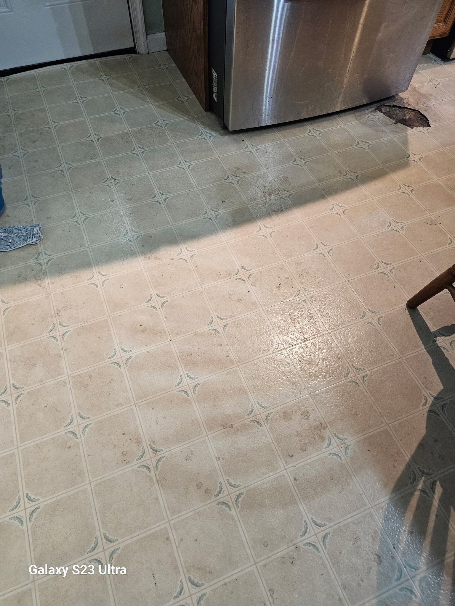 Kitchen floor surface prepared for a thorough cleanup